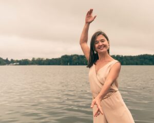 Frau ab 40 genießt ihre Zeit in der Natur am Wasser