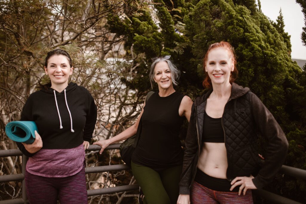 Drei Frauen gemeinsam aktiv – Bewegung und Fitness ab 40